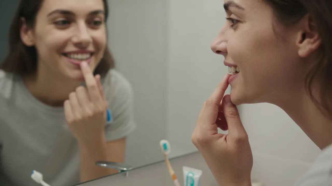 Přežijte první týdny s novými celokeramickými fazetami: Praktický průvodce pro začátečníky