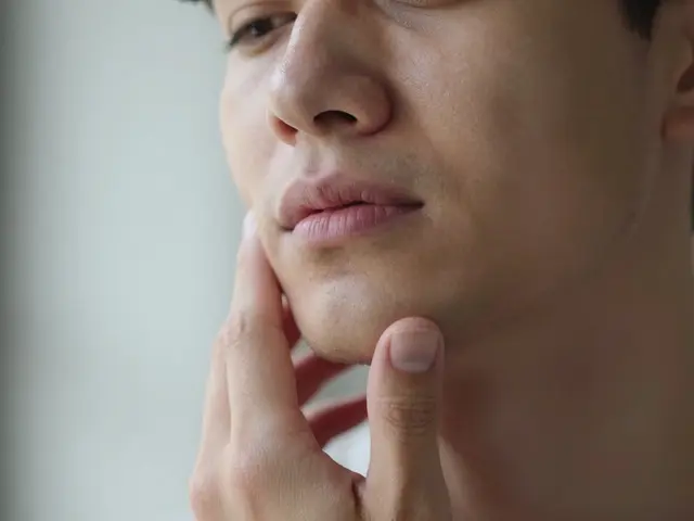 Proč se trhají zuby moudrosti? Kompletní průvodce příznaky a důvody