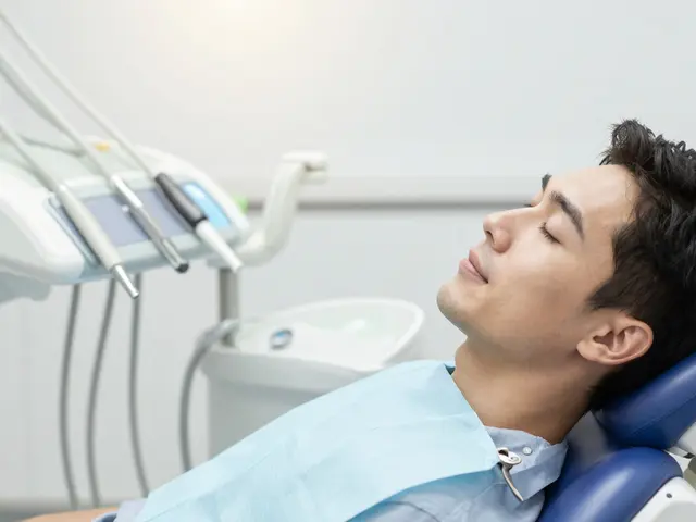 Jak bolí zubní implantát? Pocity po operaci a co dělat při bolesti